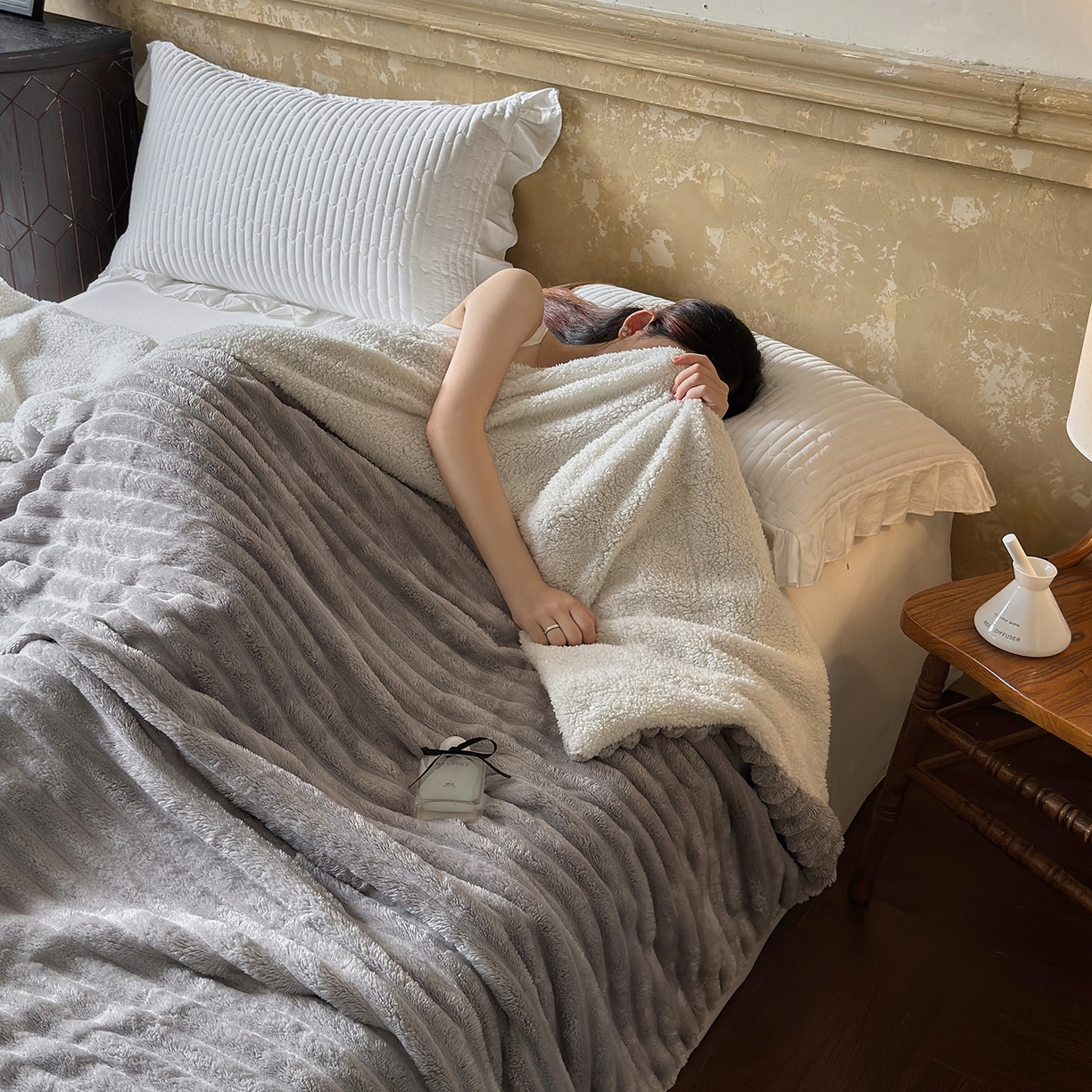 91家纺网 家纺一手货源 找家纺 艾咪-Amy ntmy 2025新款立体抽条仿兔绒羊羔绒双层毯子 双层毯-柔云灰