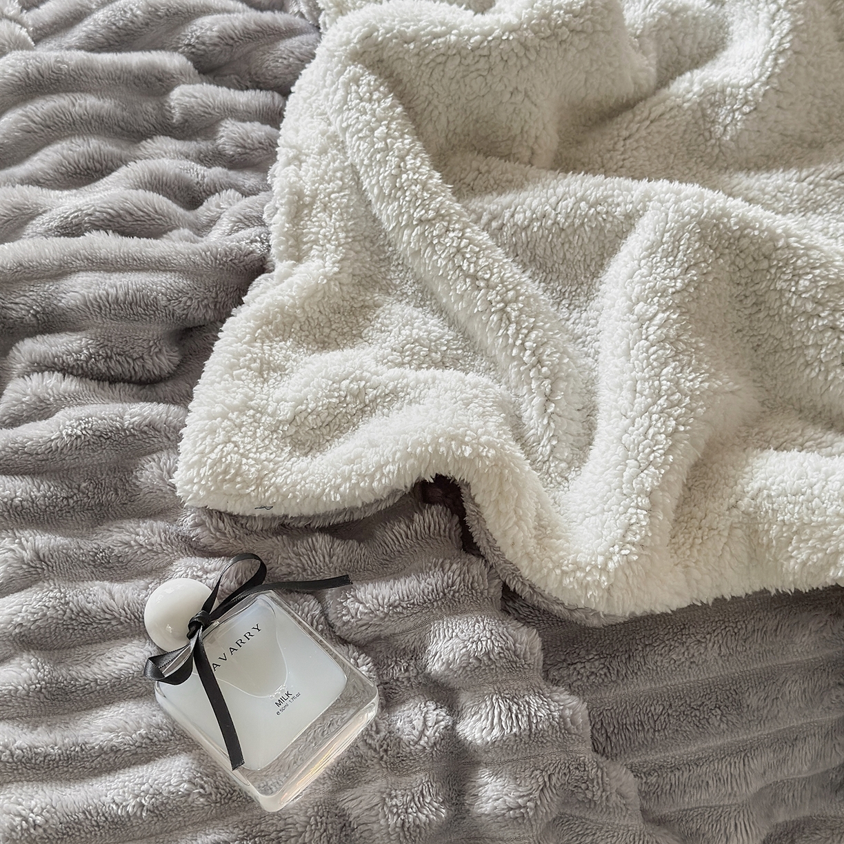 91家纺网 家纺一手货源 找家纺 艾咪-Amy ntmy 2025新款立体抽条仿兔绒羊羔绒双层毯子 双层毯-柔云灰