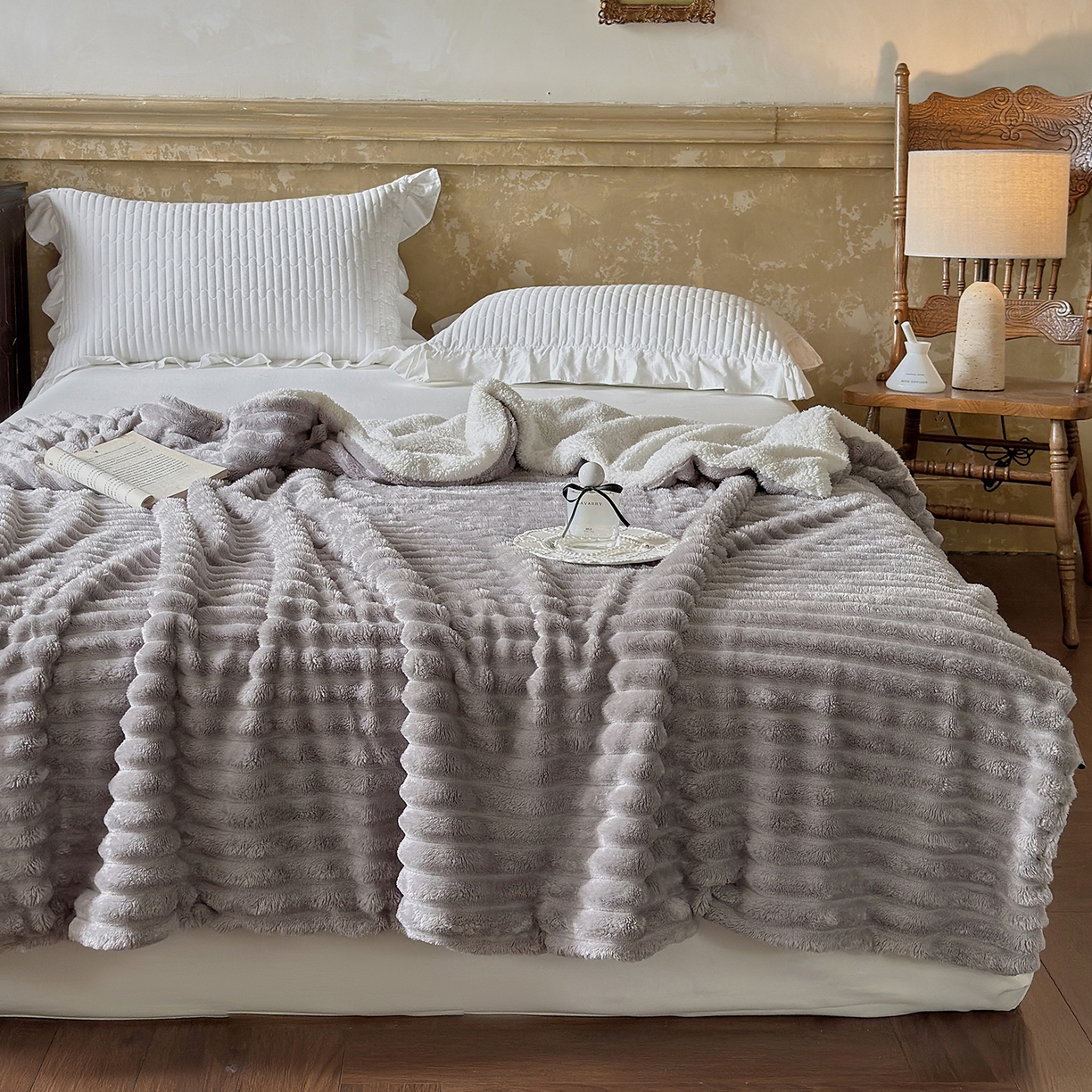 91家纺网 家纺一手货源 找家纺 艾咪-Amy ntmy 2025新款立体抽条仿兔绒羊羔绒双层毯子 双层毯-柔云灰