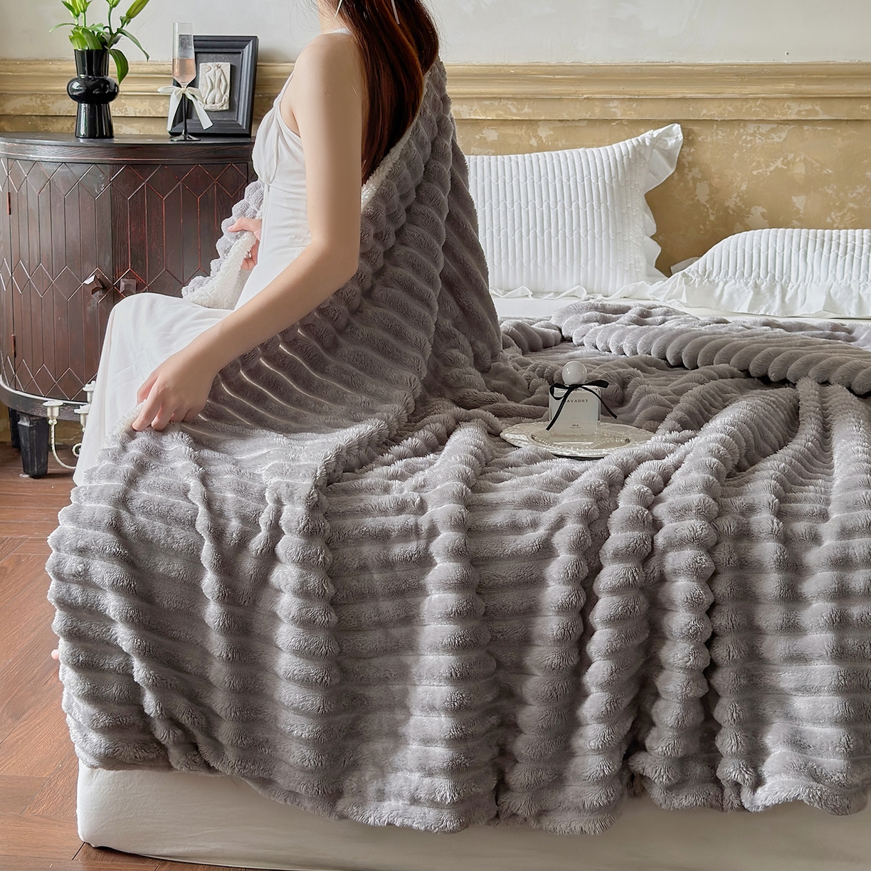 91家纺网 家纺一手货源 找家纺 艾咪-Amy ntmy 2025新款立体抽条仿兔绒羊羔绒双层毯子 双层毯-柔云灰