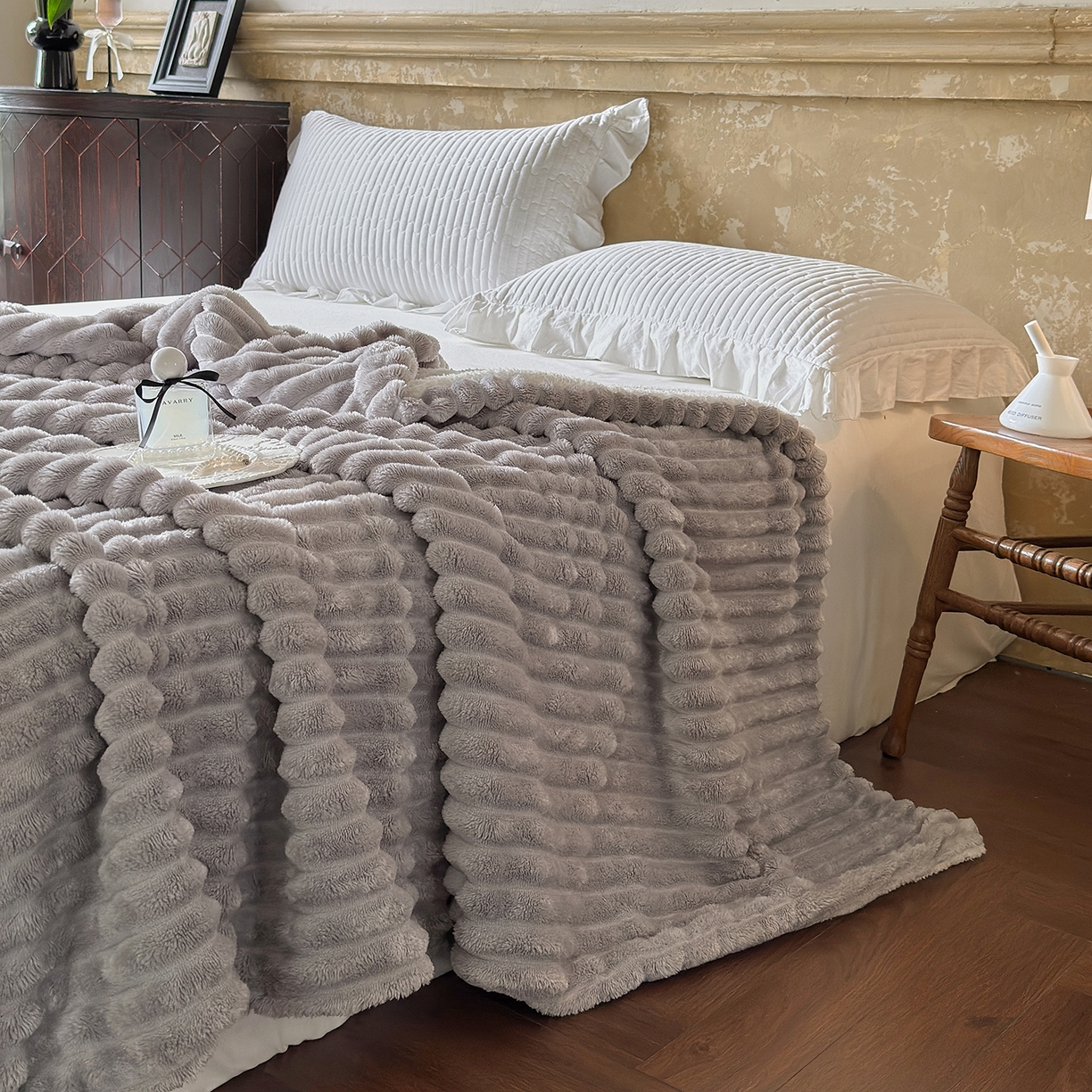 91家纺网 家纺一手货源 找家纺 艾咪-Amy ntmy 2025新款立体抽条仿兔绒羊羔绒双层毯子 双层毯-柔云灰