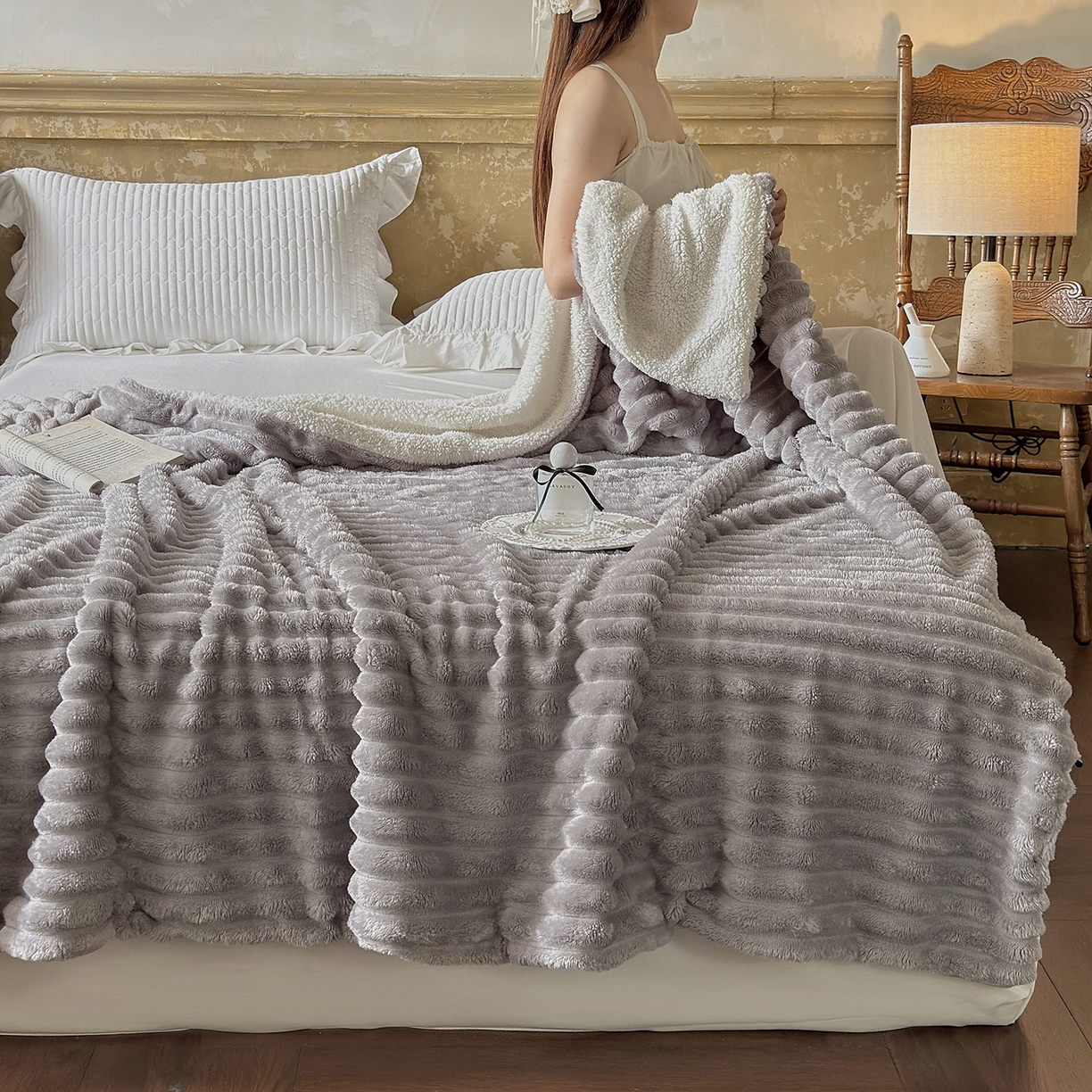 91家纺网 家纺一手货源 找家纺 艾咪-Amy ntmy 2025新款立体抽条仿兔绒羊羔绒双层毯子 双层毯-柔云灰