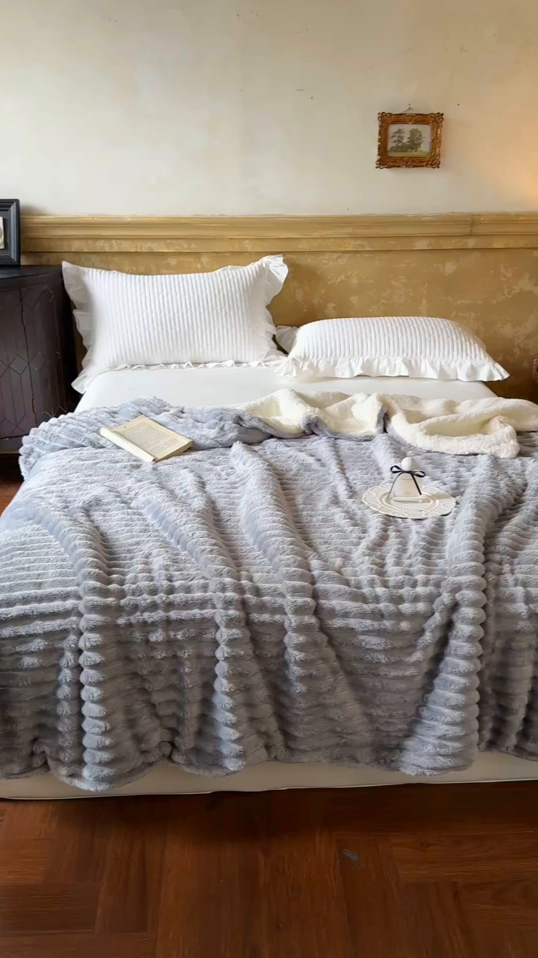 91家纺网 家纺一手货源 找家纺 艾咪-Amy ntmy 2025新款立体抽条仿兔绒羊羔绒双层毯子 双层毯-柔云灰