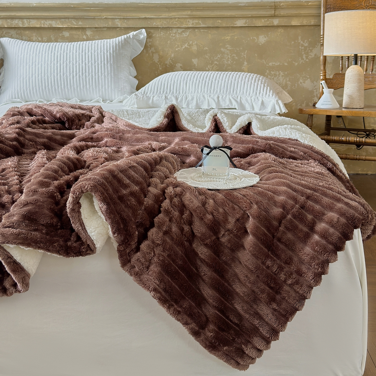 91家纺网 家纺一手货源 找家纺 艾咪-Amy ntmy 2025新款立体抽条仿兔绒羊羔绒双层毯子 双层毯-深椰棕