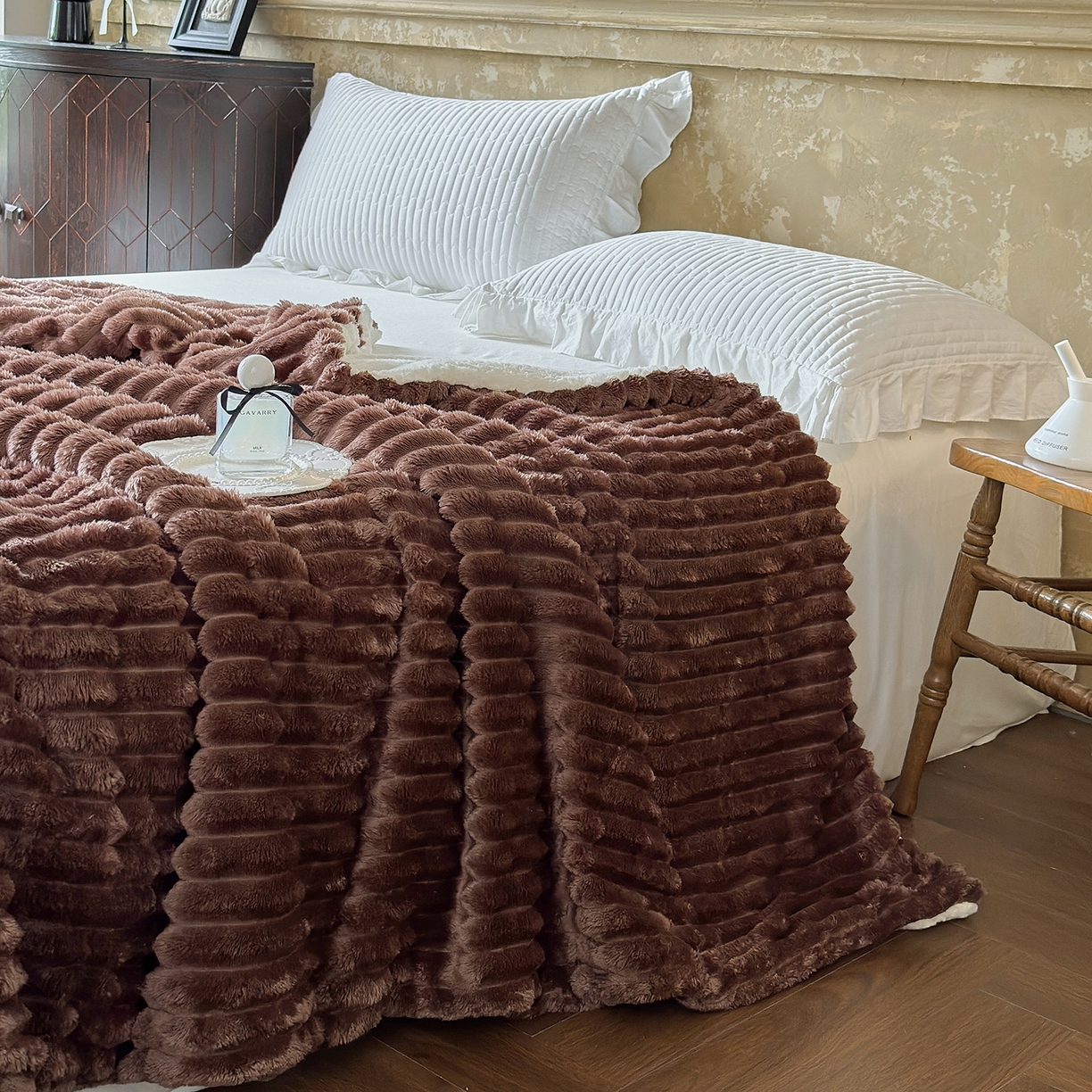 91家纺网 家纺一手货源 找家纺 艾咪-Amy ntmy 2025新款立体抽条仿兔绒羊羔绒双层毯子 双层毯-深椰棕