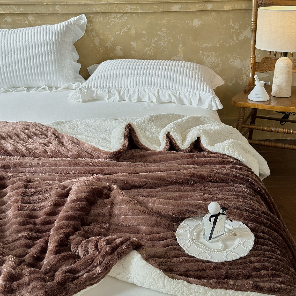 91家纺网 家纺一手货源 找家纺 艾咪-Amy ntmy 2025新款立体抽条仿兔绒羊羔绒双层毯子 双层毯-深椰棕