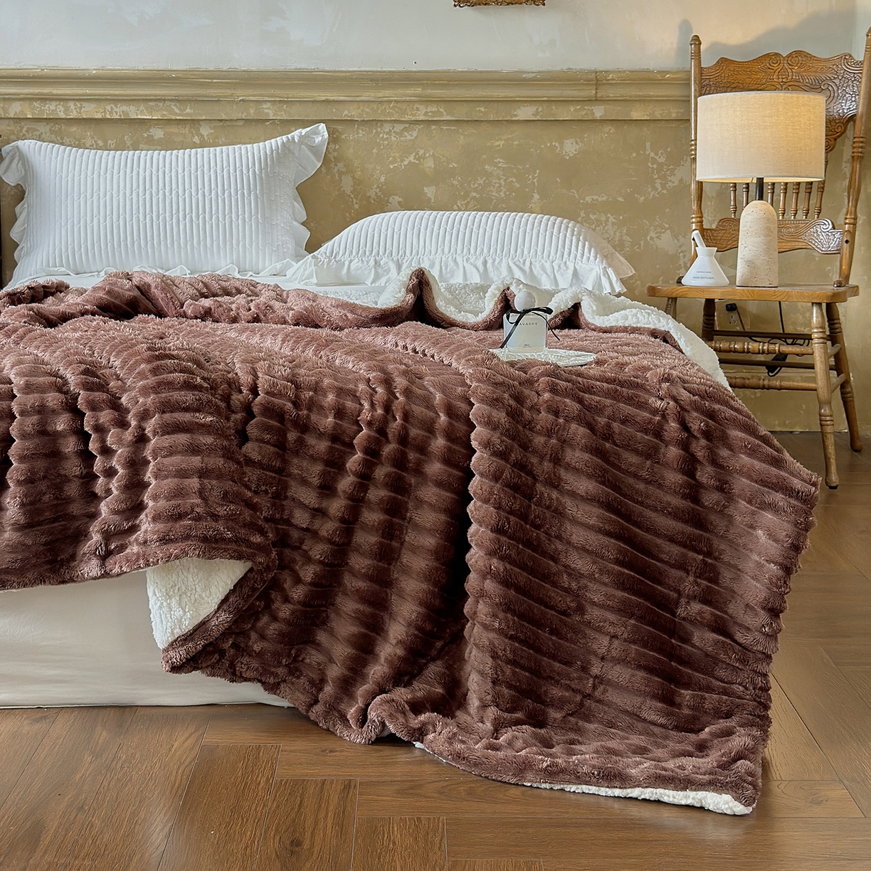 91家纺网 家纺一手货源 找家纺 艾咪-Amy ntmy 2025新款立体抽条仿兔绒羊羔绒双层毯子 双层毯-深椰棕