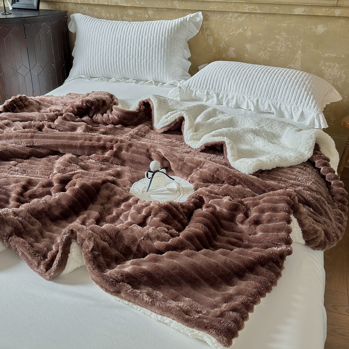 91家纺网 家纺一手货源 找家纺 艾咪-Amy ntmy 2025新款立体抽条仿兔绒羊羔绒双层毯子 双层毯-深椰棕