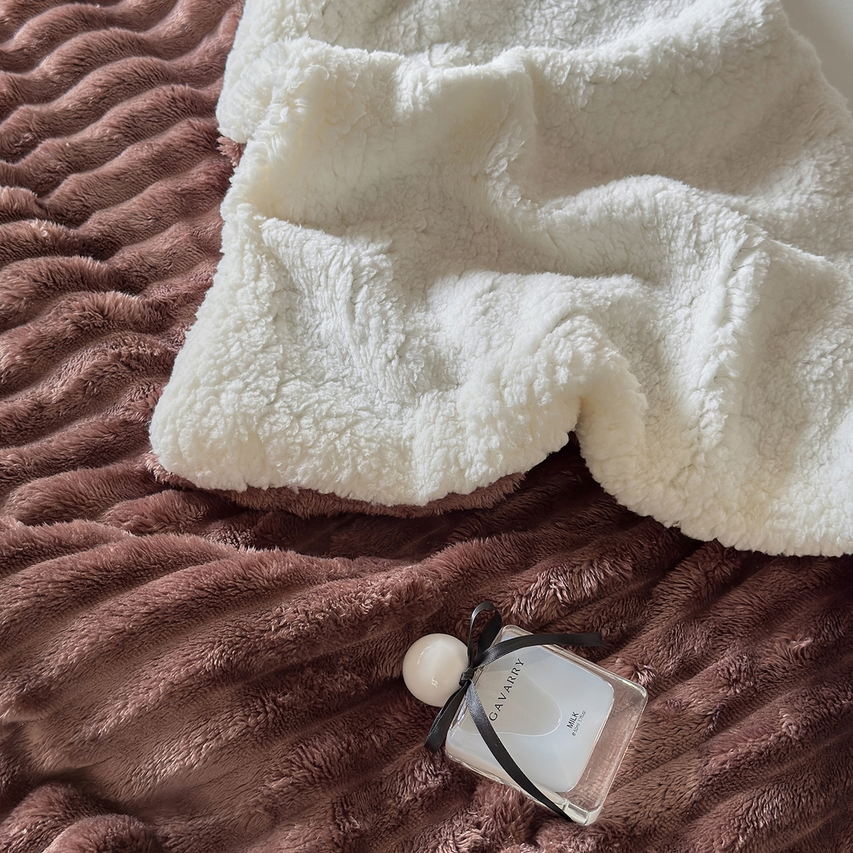 91家纺网 家纺一手货源 找家纺 艾咪-Amy ntmy 2025新款立体抽条仿兔绒羊羔绒双层毯子 双层毯-深椰棕