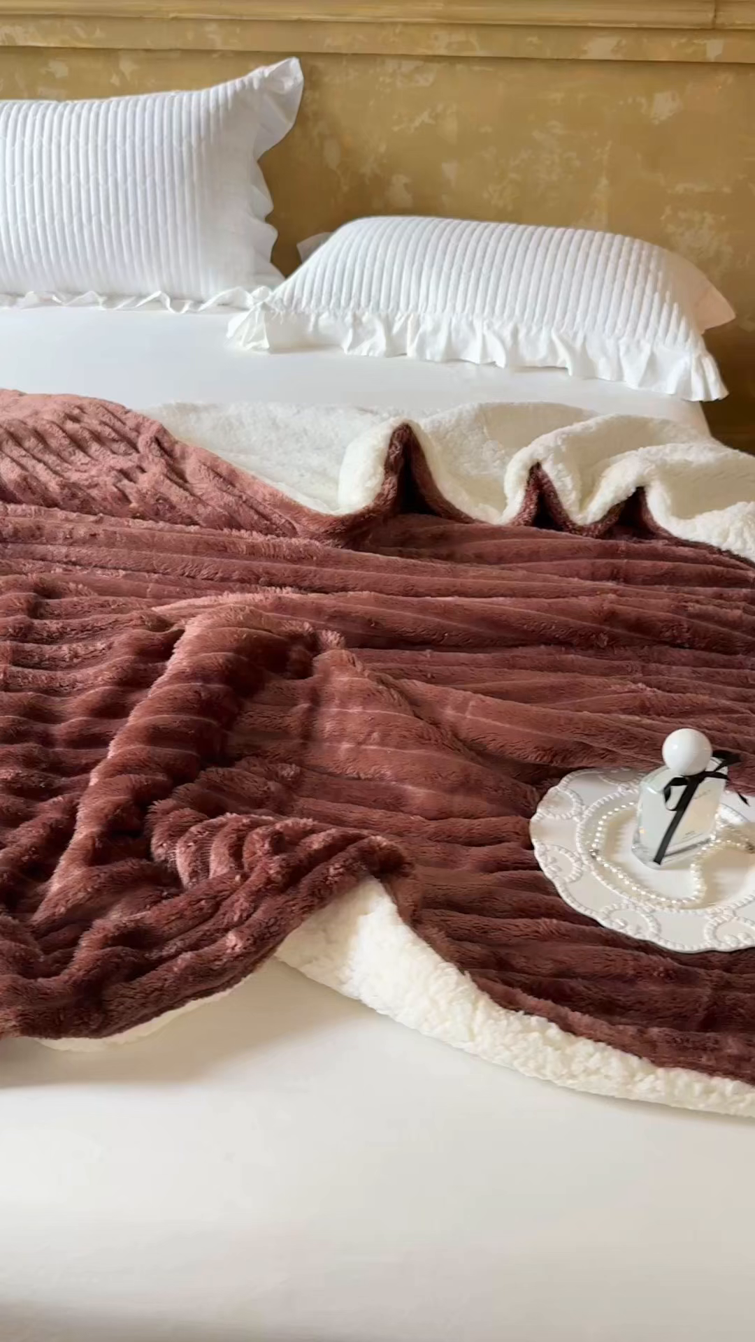 91家纺网 家纺一手货源 找家纺 艾咪-Amy ntmy 2025新款立体抽条仿兔绒羊羔绒双层毯子 双层毯-深椰棕