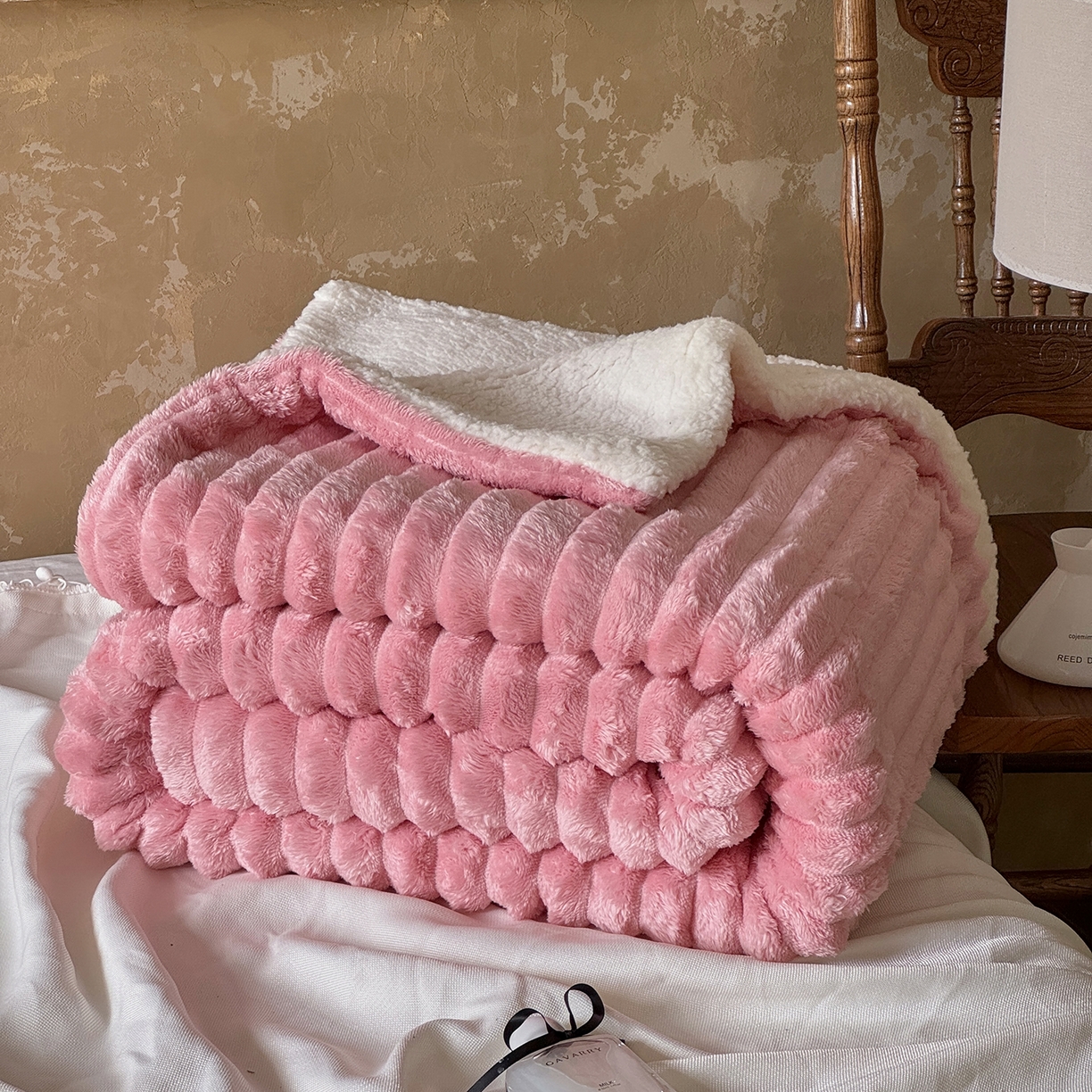 91家纺网 家纺一手货源 找家纺 艾咪-Amy ntmy 2025新款立体抽条仿兔绒羊羔绒双层毯子 双层毯-桃夭粉