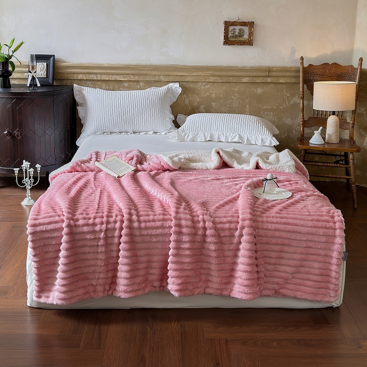 91家纺网 家纺一手货源 找家纺 艾咪-Amy ntmy 2025新款立体抽条仿兔绒羊羔绒双层毯子 双层毯-桃夭粉