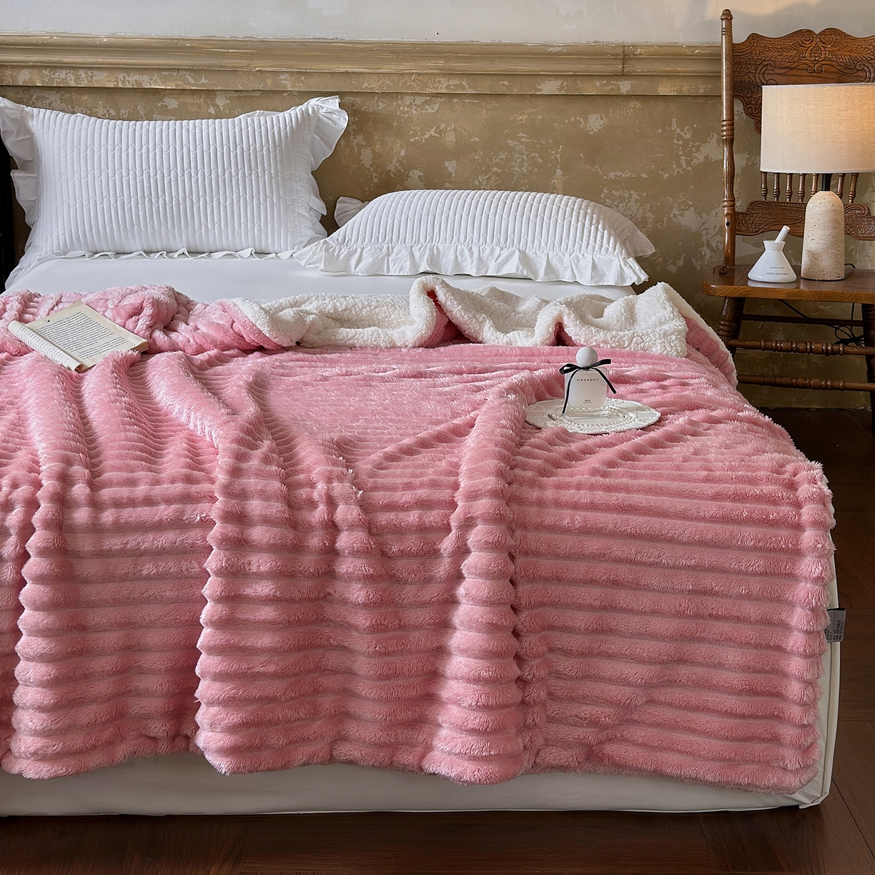 91家纺网 家纺一手货源 找家纺 艾咪-Amy ntmy 2025新款立体抽条仿兔绒羊羔绒双层毯子 双层毯-桃夭粉