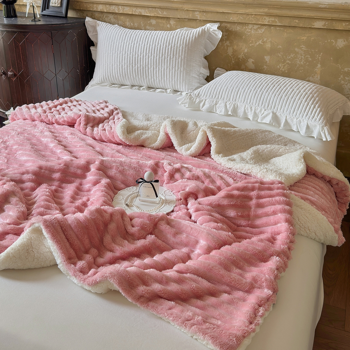 91家纺网 家纺一手货源 找家纺 艾咪-Amy ntmy 2025新款立体抽条仿兔绒羊羔绒双层毯子 双层毯-桃夭粉