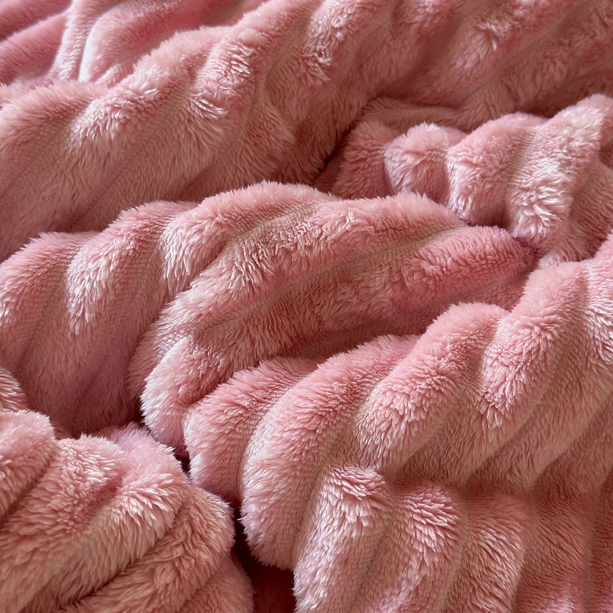91家纺网 家纺一手货源 找家纺 艾咪-Amy ntmy 2025新款立体抽条仿兔绒羊羔绒双层毯子 双层毯-桃夭粉