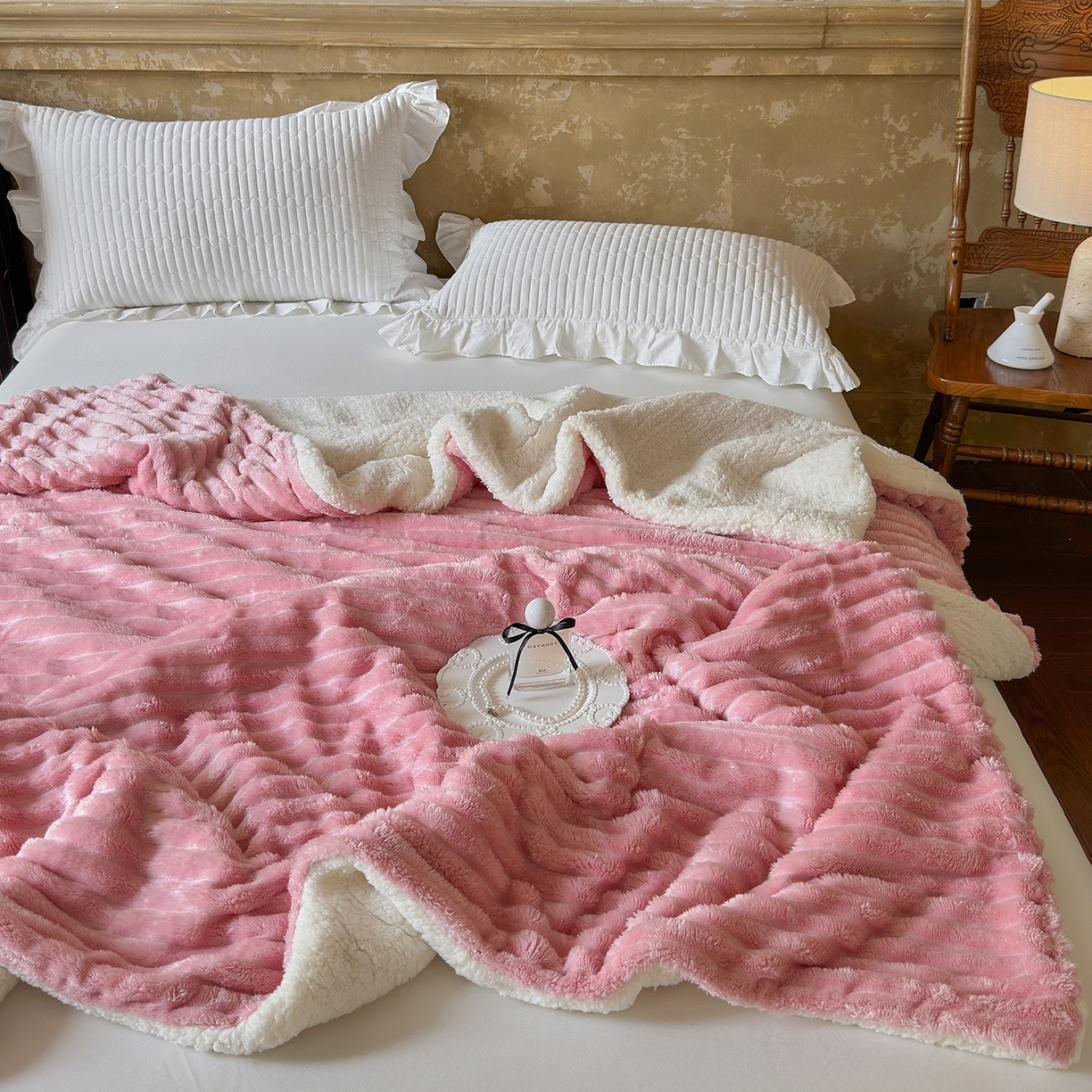 91家纺网 家纺一手货源 找家纺 艾咪-Amy ntmy 2025新款立体抽条仿兔绒羊羔绒双层毯子 双层毯-桃夭粉