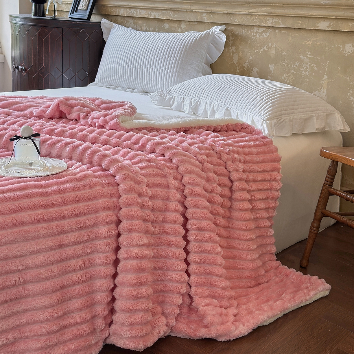 91家纺网 家纺一手货源 找家纺 艾咪-Amy ntmy 2025新款立体抽条仿兔绒羊羔绒双层毯子 双层毯-桃夭粉