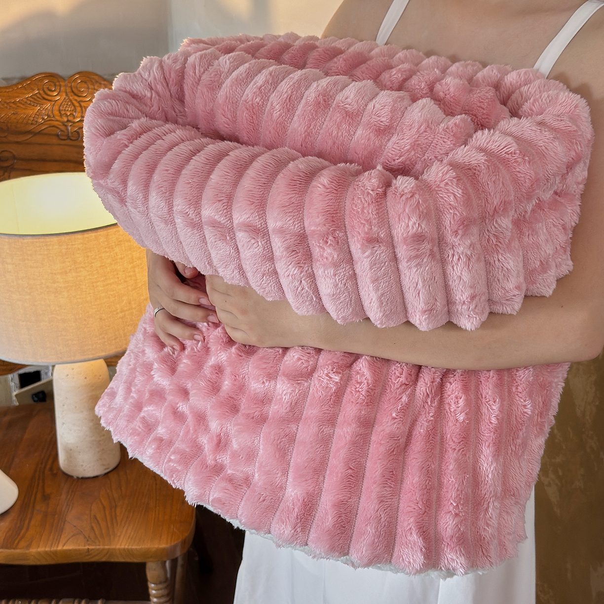 91家纺网 家纺一手货源 找家纺 艾咪-Amy ntmy 2025新款立体抽条仿兔绒羊羔绒双层毯子 双层毯-桃夭粉