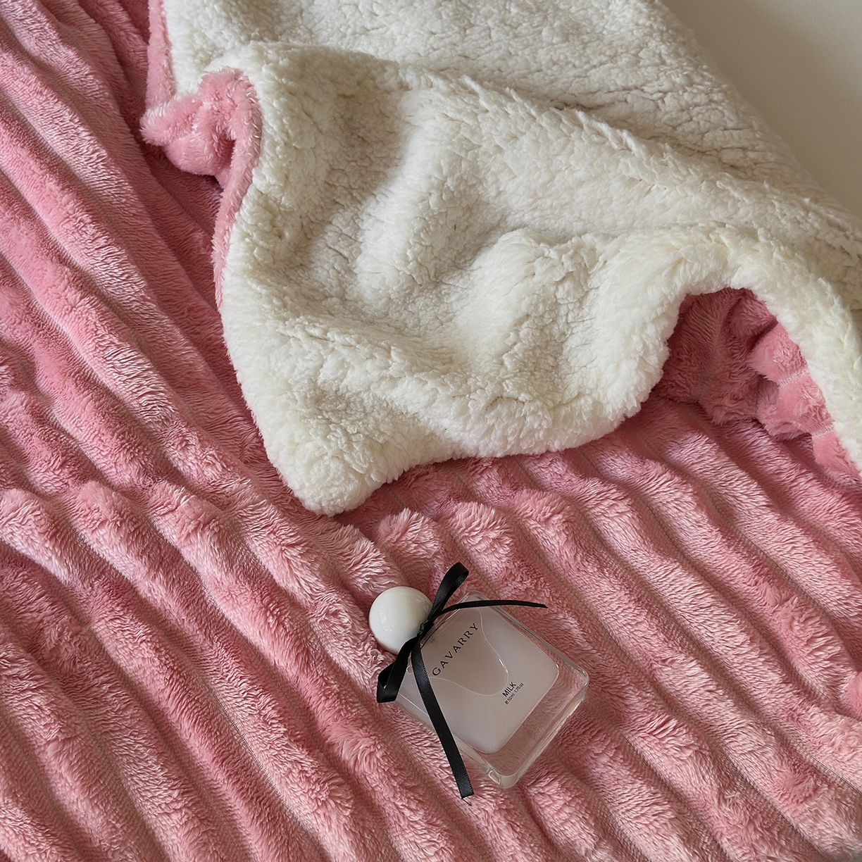 91家纺网 家纺一手货源 找家纺 艾咪-Amy ntmy 2025新款立体抽条仿兔绒羊羔绒双层毯子 双层毯-桃夭粉