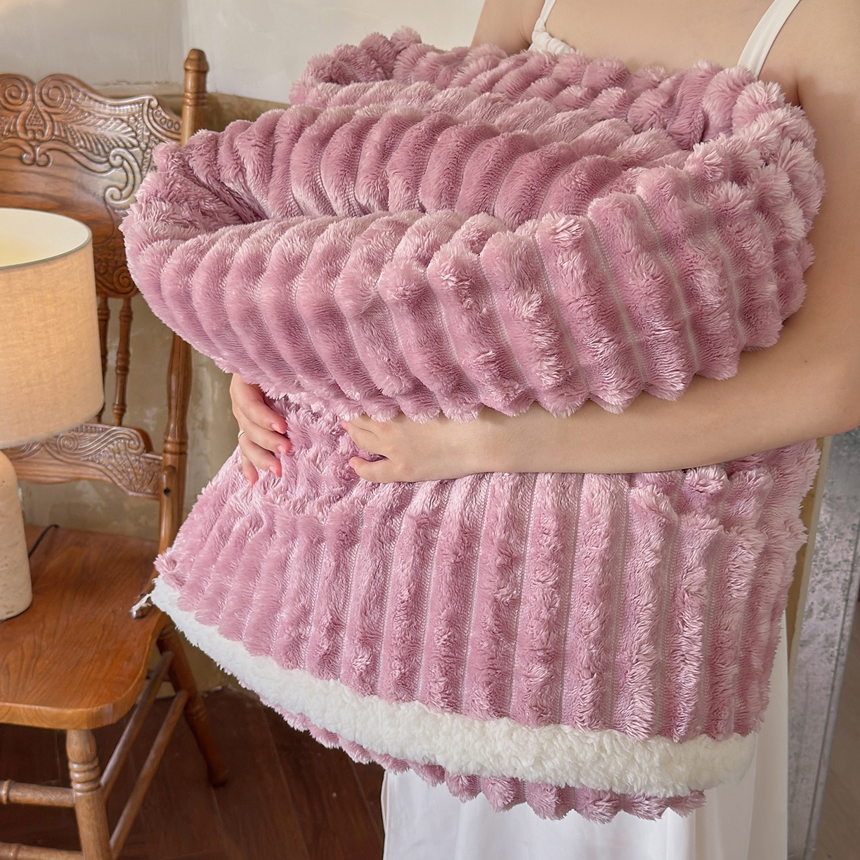 91家纺网 家纺一手货源 找家纺 艾咪-Amy ntmy 2025新款立体抽条仿兔绒羊羔绒双层毯子 双层毯-薰衣紫