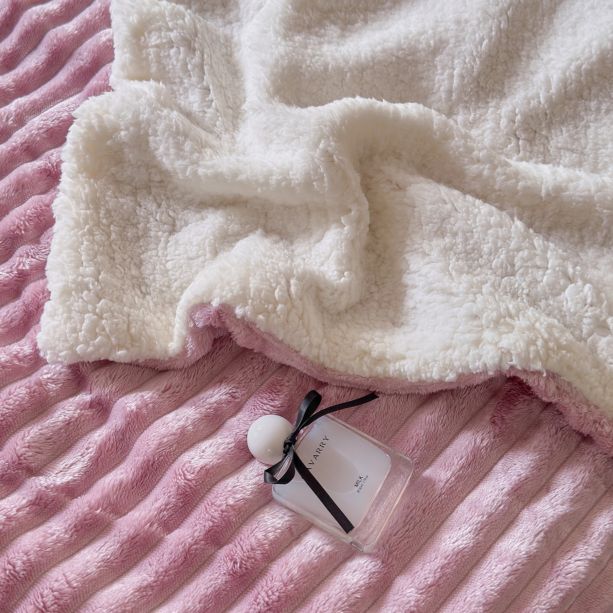 91家纺网 家纺一手货源 找家纺 艾咪-Amy ntmy 2025新款立体抽条仿兔绒羊羔绒双层毯子 双层毯-薰衣紫