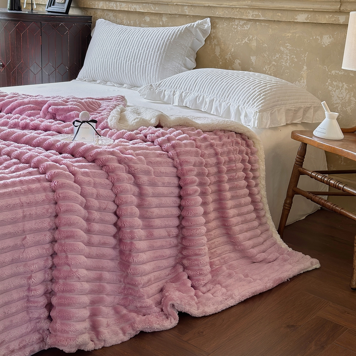91家纺网 家纺一手货源 找家纺 艾咪-Amy ntmy 2025新款立体抽条仿兔绒羊羔绒双层毯子 双层毯-薰衣紫