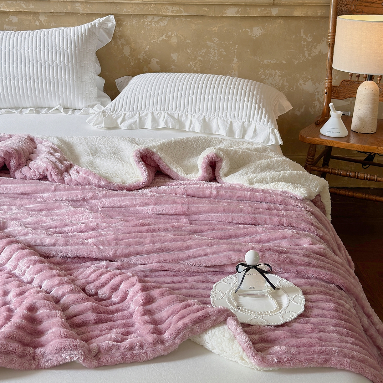 91家纺网 家纺一手货源 找家纺 艾咪-Amy ntmy 2025新款立体抽条仿兔绒羊羔绒双层毯子 双层毯-薰衣紫