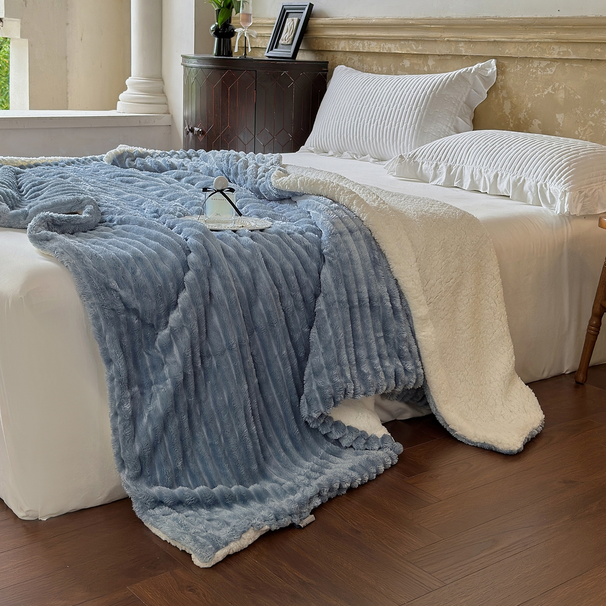 91家纺网 家纺一手货源 找家纺 艾咪-Amy ntmy 2025新款立体抽条仿兔绒羊羔绒双层毯子 双层毯-云絮蓝