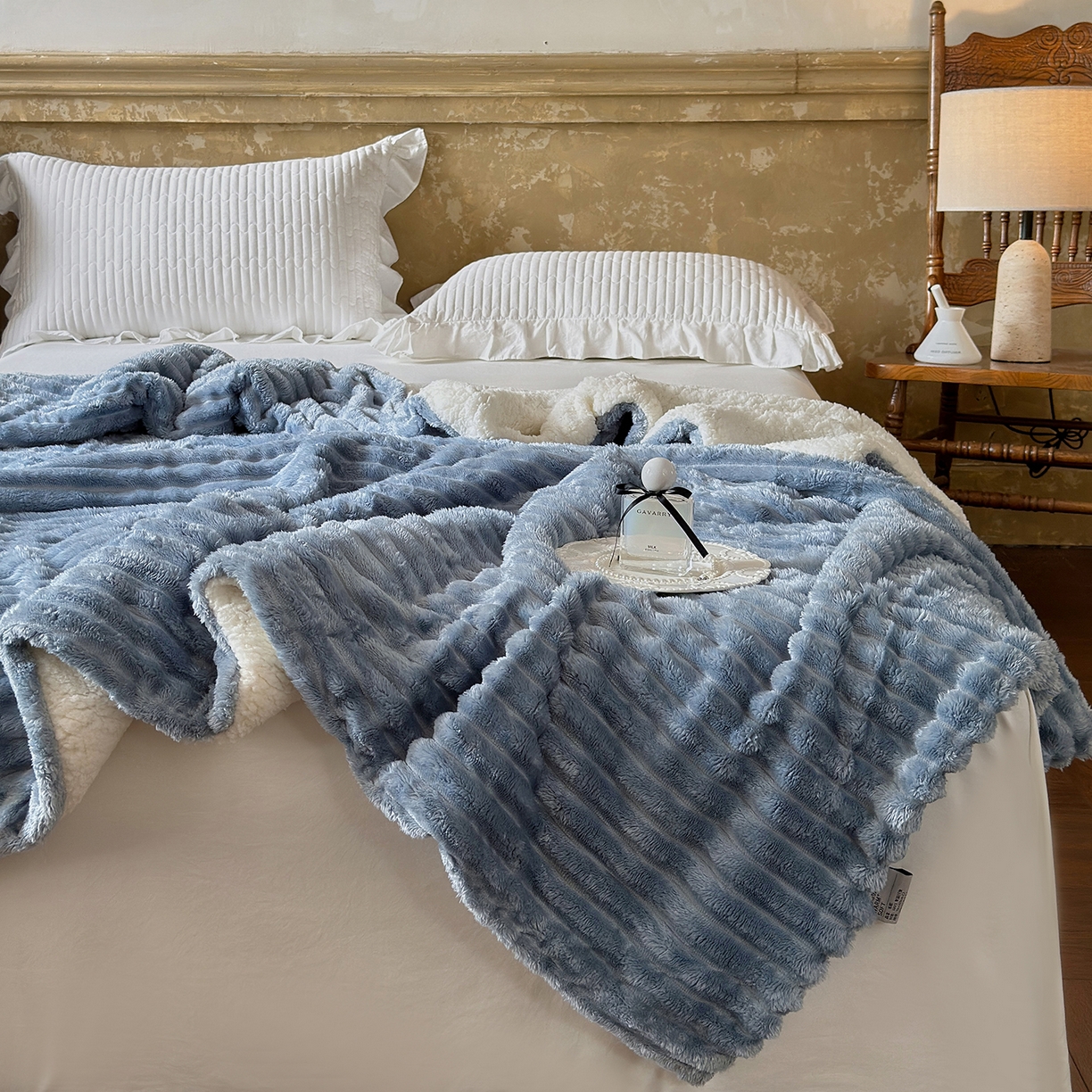 91家纺网 家纺一手货源 找家纺 艾咪-Amy ntmy 2025新款立体抽条仿兔绒羊羔绒双层毯子 双层毯-云絮蓝
