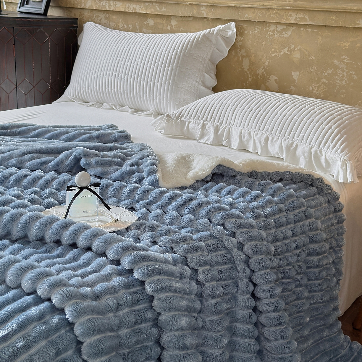 91家纺网 家纺一手货源 找家纺 艾咪-Amy ntmy 2025新款立体抽条仿兔绒羊羔绒双层毯子 双层毯-云絮蓝