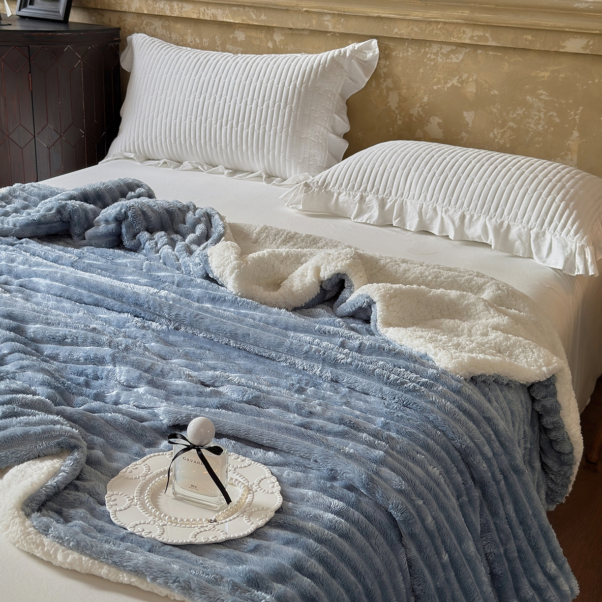 91家纺网 家纺一手货源 找家纺 艾咪-Amy ntmy 2025新款立体抽条仿兔绒羊羔绒双层毯子 双层毯-云絮蓝