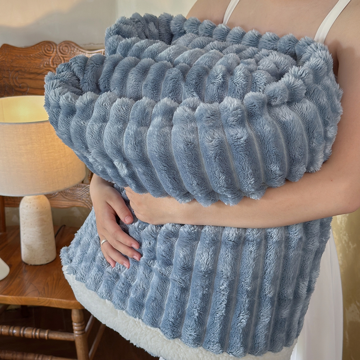 91家纺网 家纺一手货源 找家纺 艾咪-Amy ntmy 2025新款立体抽条仿兔绒羊羔绒双层毯子 双层毯-云絮蓝