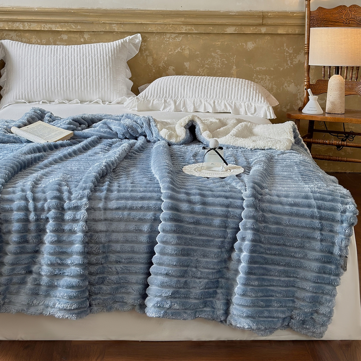 91家纺网 家纺一手货源 找家纺 艾咪-Amy ntmy 2025新款立体抽条仿兔绒羊羔绒双层毯子 双层毯-云絮蓝