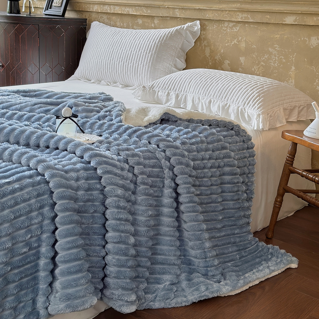91家纺网 家纺一手货源 找家纺 艾咪-Amy ntmy 2025新款立体抽条仿兔绒羊羔绒双层毯子 双层毯-云絮蓝
