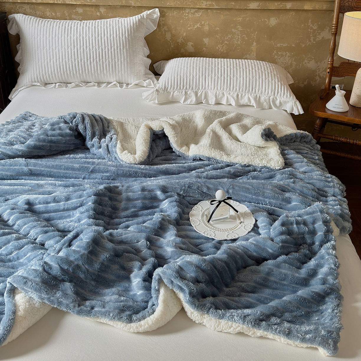 91家纺网 家纺一手货源 找家纺 艾咪-Amy ntmy 2025新款立体抽条仿兔绒羊羔绒双层毯子 双层毯-云絮蓝