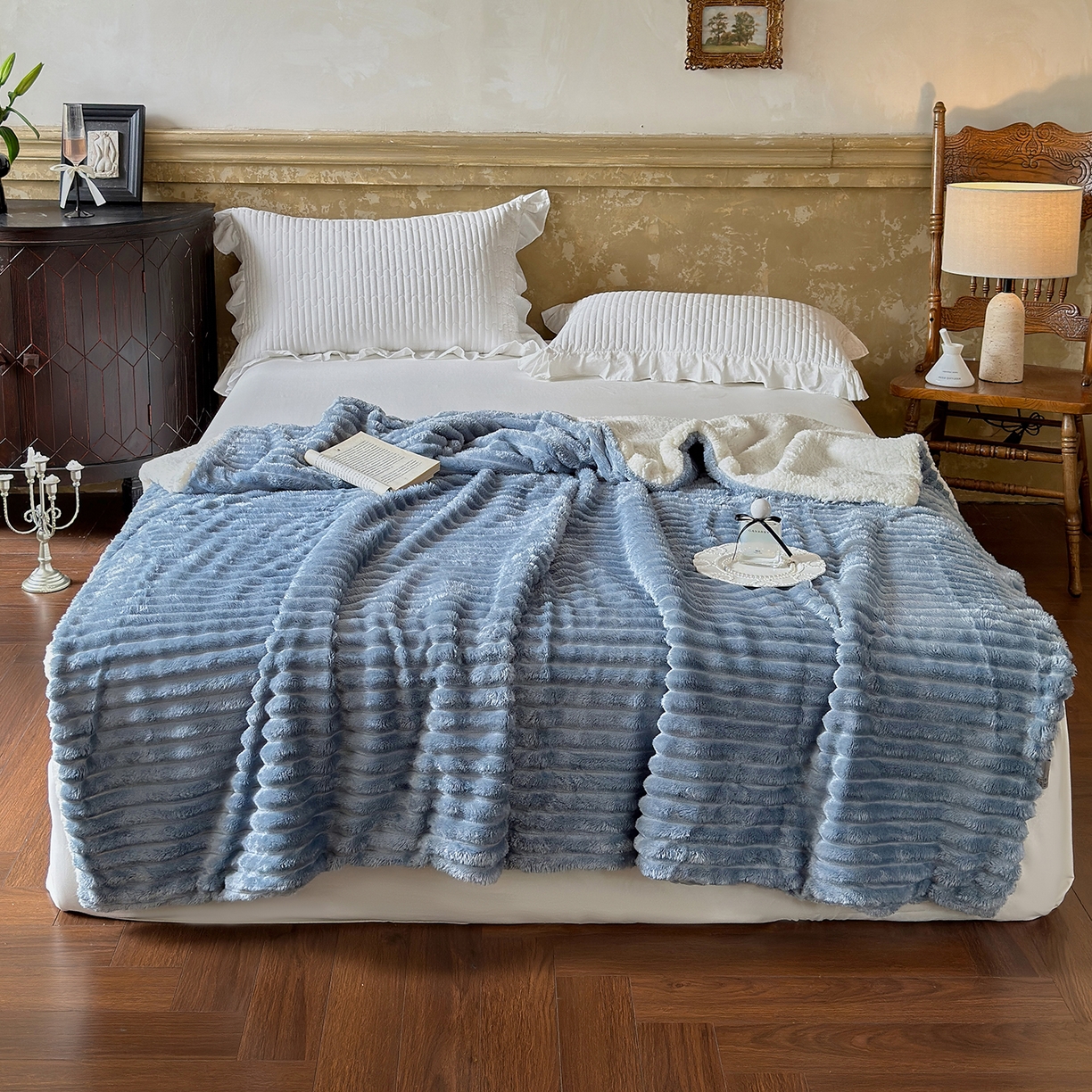 91家纺网 家纺一手货源 找家纺 艾咪-Amy ntmy 2025新款立体抽条仿兔绒羊羔绒双层毯子 双层毯-云絮蓝