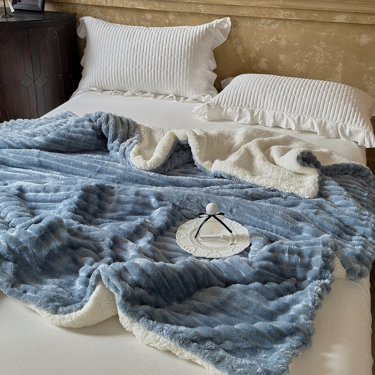 91家纺网 家纺一手货源 找家纺 艾咪-Amy ntmy 2025新款立体抽条仿兔绒羊羔绒双层毯子 双层毯-云絮蓝