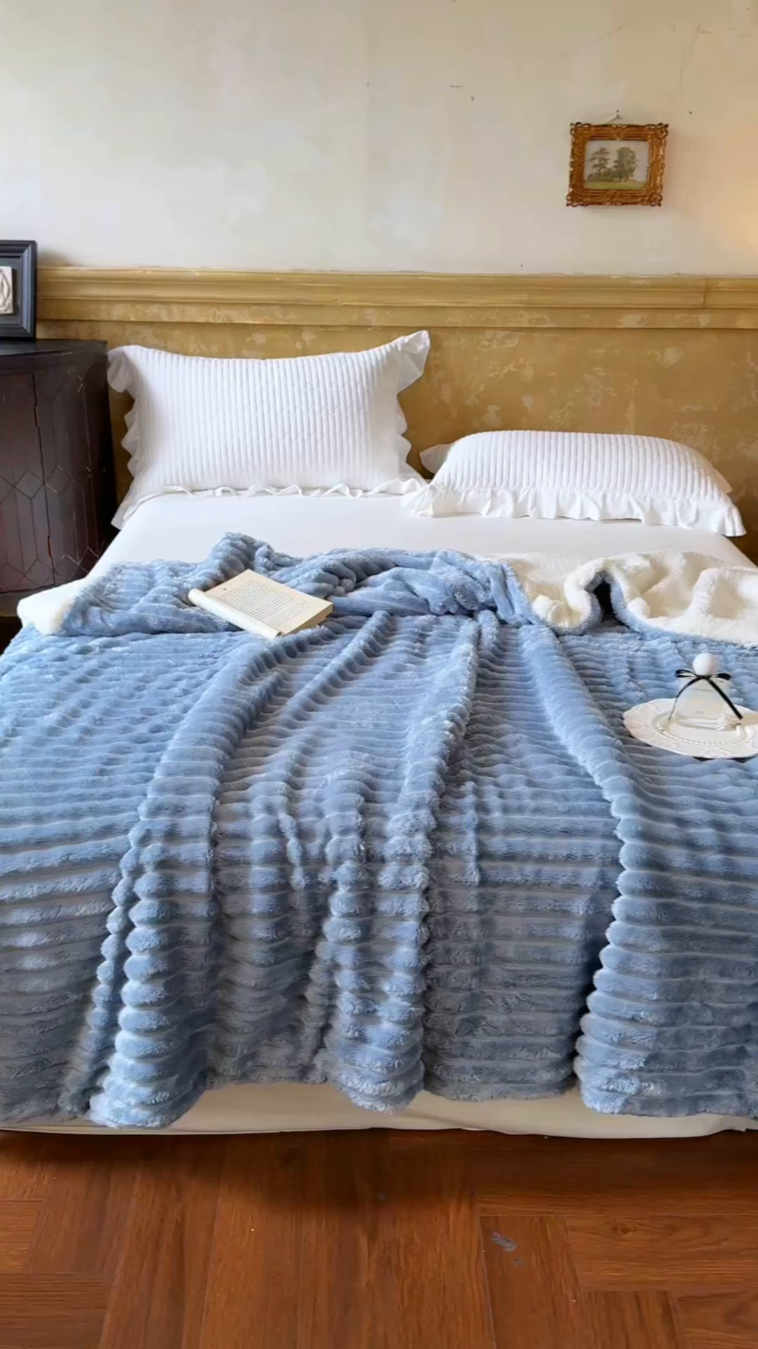 91家纺网 家纺一手货源 找家纺 艾咪-Amy ntmy 2025新款立体抽条仿兔绒羊羔绒双层毯子 双层毯-云絮蓝