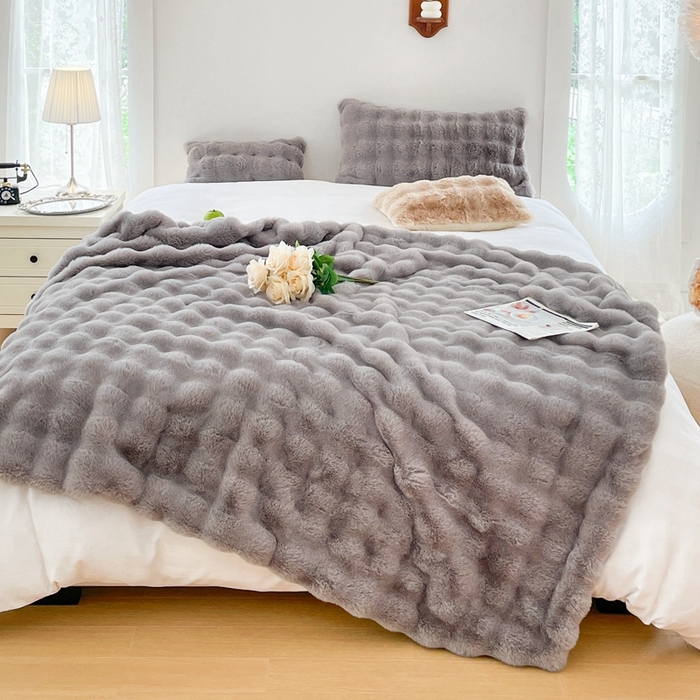 91家纺网 家纺一手货源 找家纺 （总）奥裕2025新款A类480克托斯卡纳大兔毛仿皮草兔兔绒午睡毛毯（含包装）