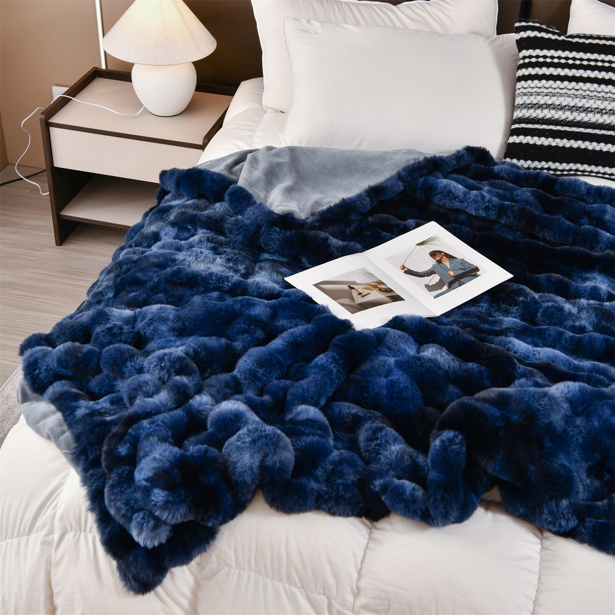 91家纺网 家纺一手货源 找家纺 （总）奥裕2025新款A类480克托斯卡纳大兔毛仿皮草兔兔绒午睡毛毯（含包装）