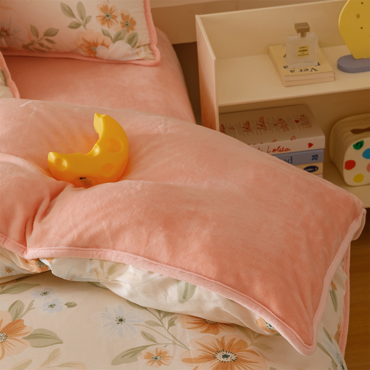 91家纺网 家纺一手货源 找家纺 红粉佳人家纺 2025新款A类棉加绒印花单被套被套单件 花颜悦色