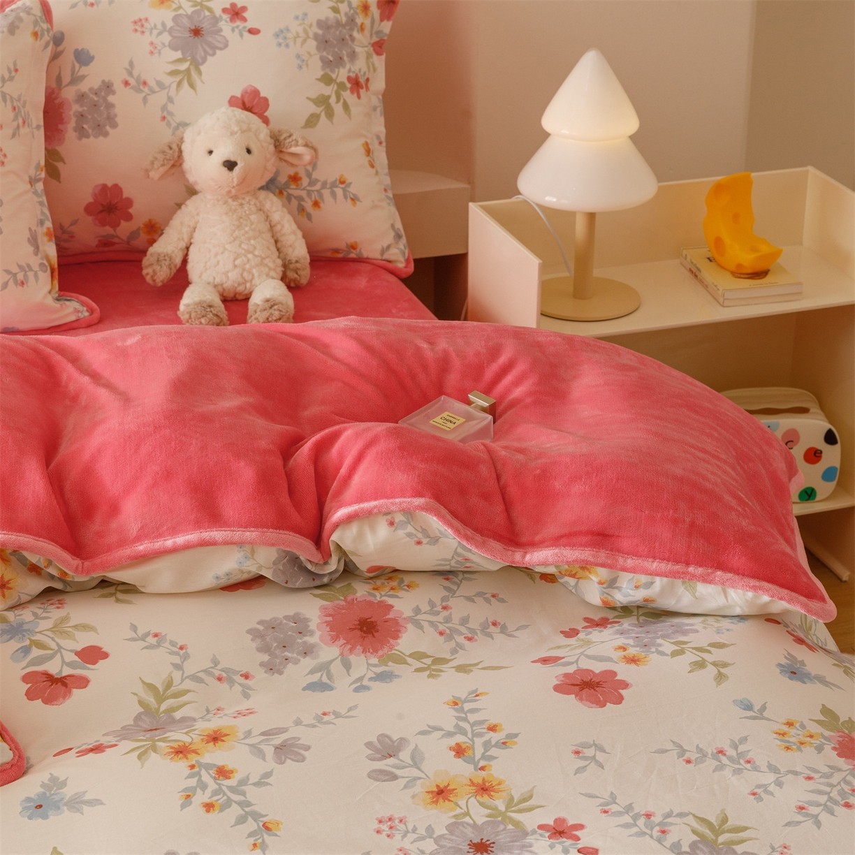 91家纺网 家纺一手货源 找家纺 红粉佳人家纺 2025新款A类棉加绒印花单被套被套单件 花漾甜梦