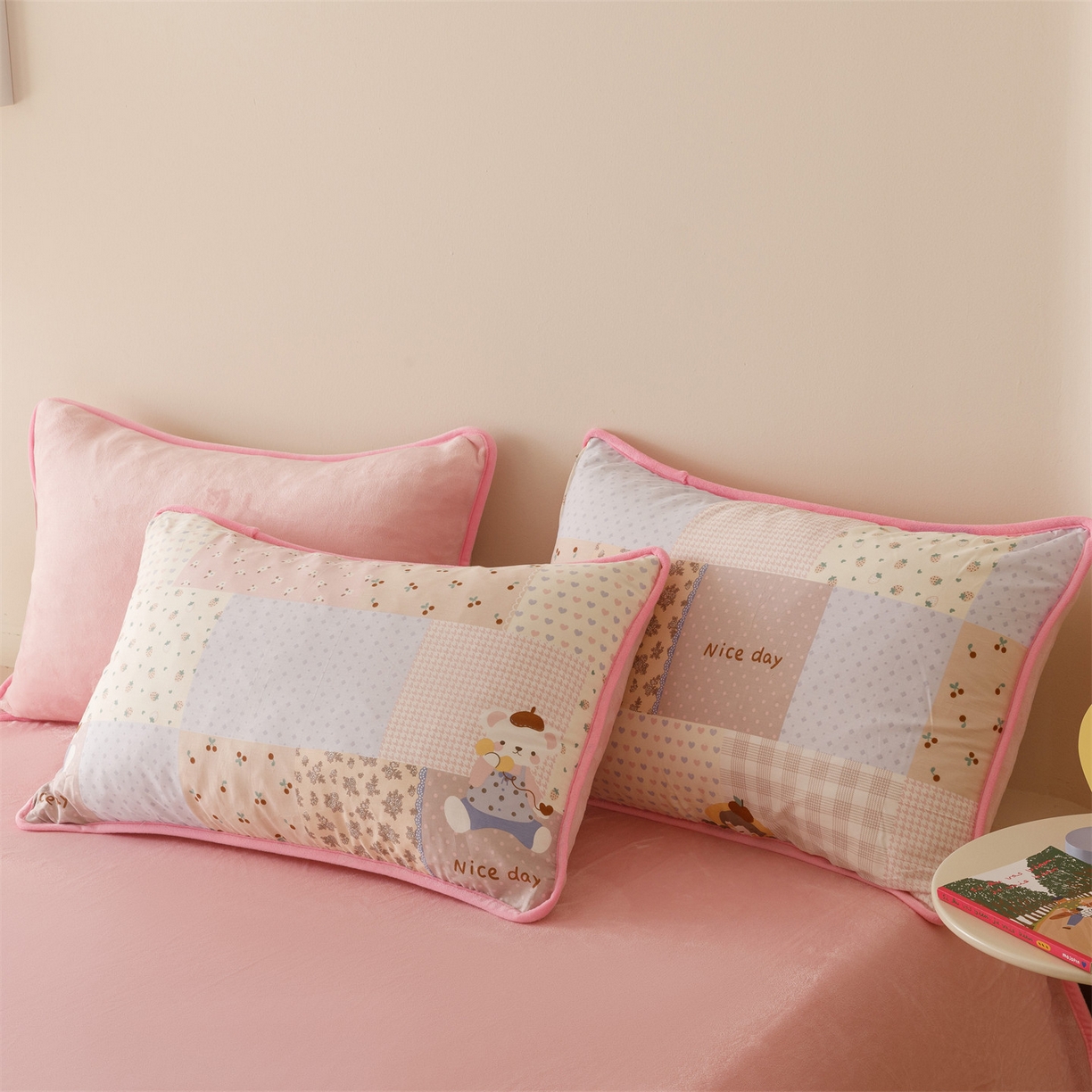 91家纺网 家纺一手货源 找家纺 红粉佳人家纺 2025新款A类棉加绒印花单被套被套单件 快乐聚会