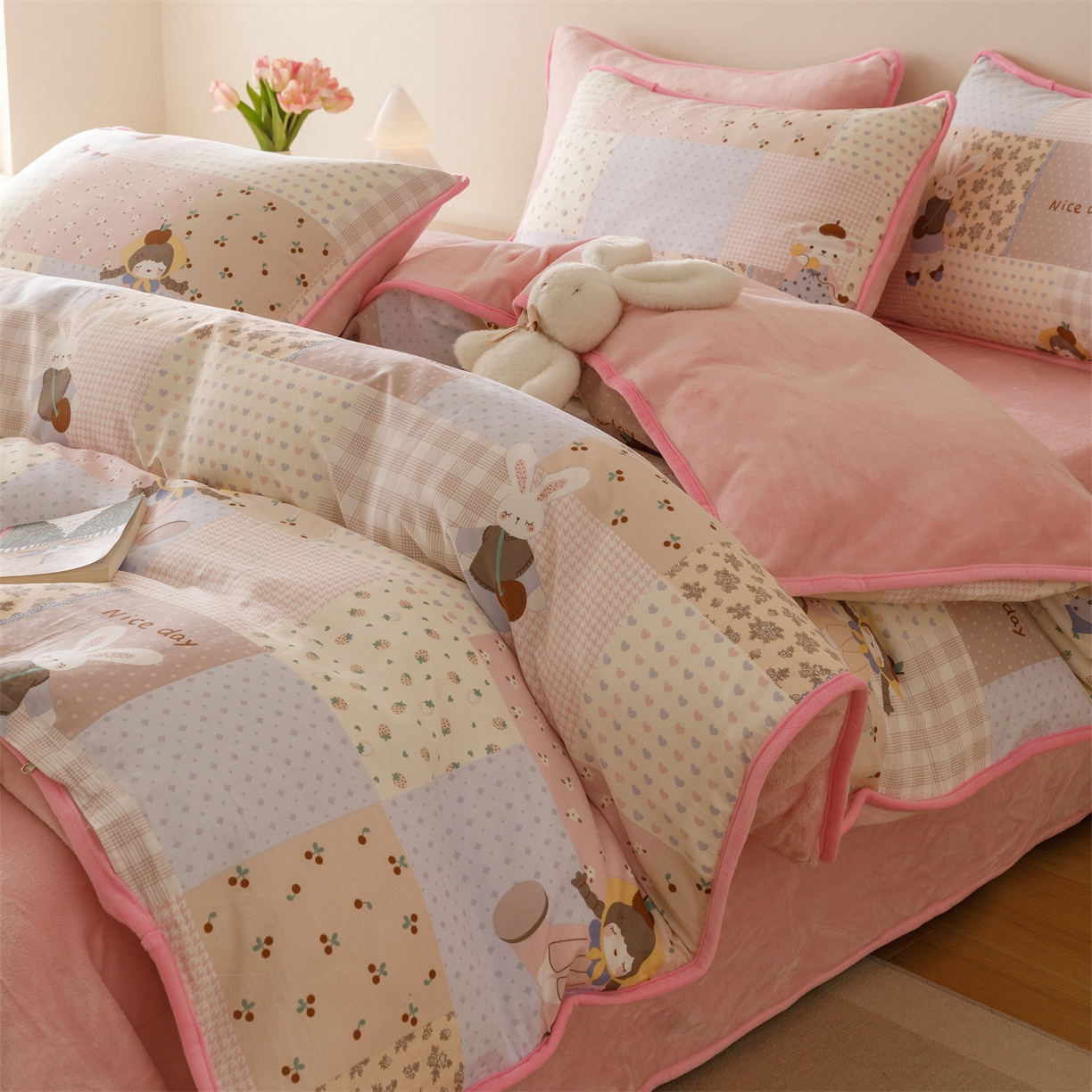 91家纺网 家纺一手货源 找家纺 红粉佳人家纺 2025新款A类棉加绒印花单被套被套单件 快乐聚会