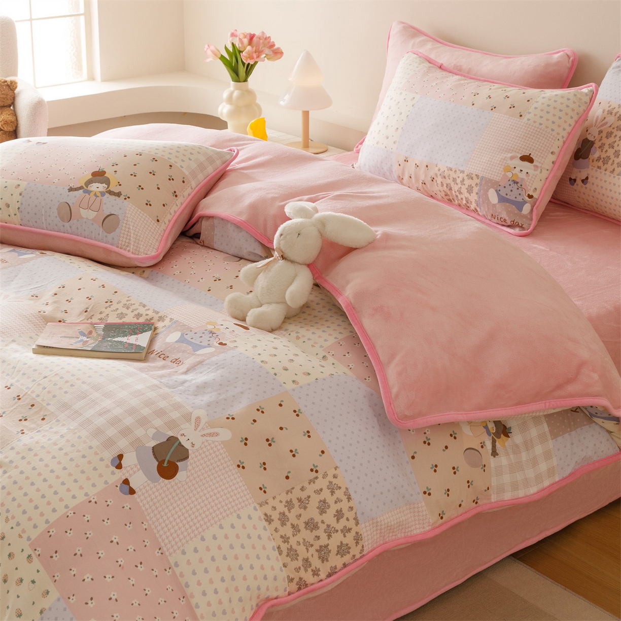 91家纺网 家纺一手货源 找家纺 红粉佳人家纺 2025新款A类棉加绒印花单被套被套单件 快乐聚会