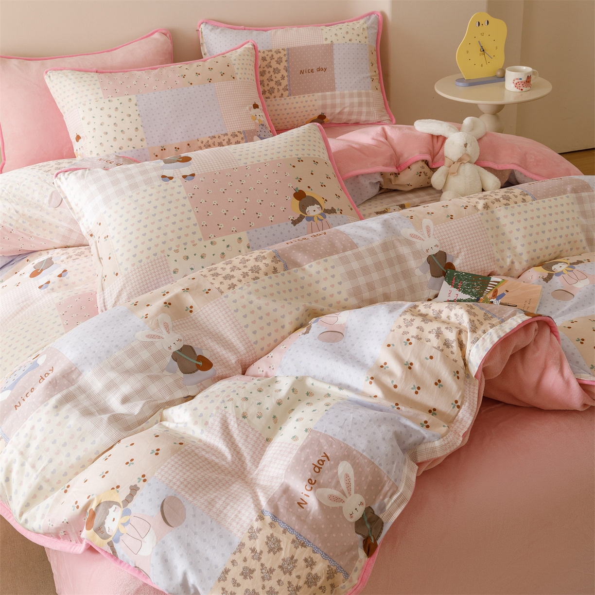 91家纺网 家纺一手货源 找家纺 红粉佳人家纺 2025新款A类棉加绒印花单被套被套单件 快乐聚会