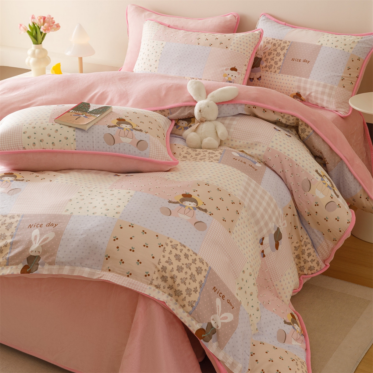 91家纺网 家纺一手货源 找家纺 红粉佳人家纺 2025新款A类棉加绒印花单被套被套单件 快乐聚会