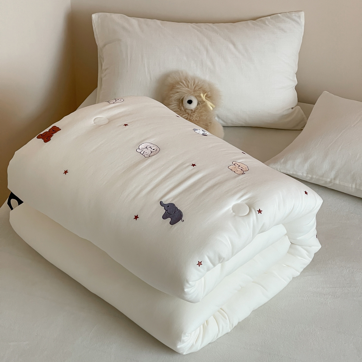 91家纺网 家纺一手货源 找家纺 一加一 2025新款全棉双层皱皱纱刺绣蚕丝大豆抗菌被子被芯 动物城