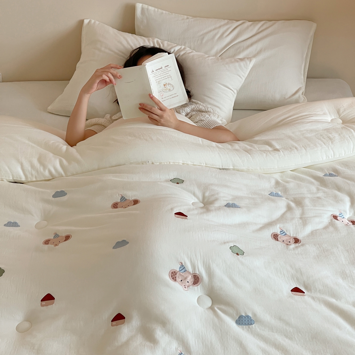 91家纺网 家纺一手货源 找家纺 一加一 2025新款全棉双层皱皱纱刺绣蚕丝大豆抗菌被子被芯 趴趴象