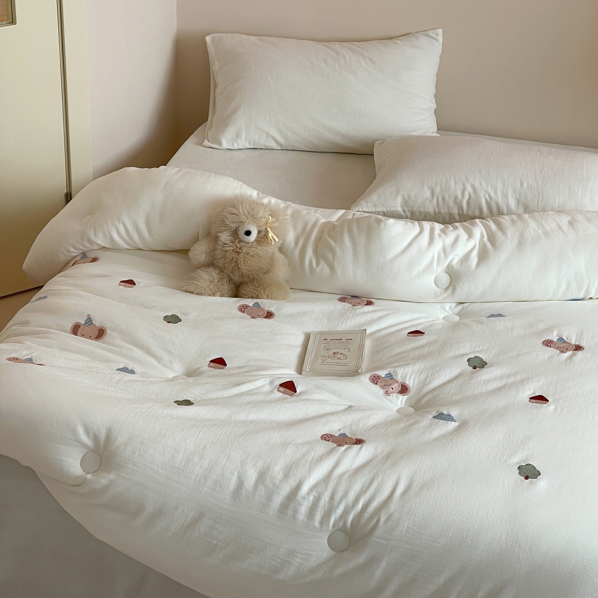 91家纺网 家纺一手货源 找家纺 一加一 2025新款全棉双层皱皱纱刺绣蚕丝大豆抗菌被子被芯 趴趴象